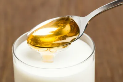 Por qué es importante tomar un vaso de leche con miel todas las noches