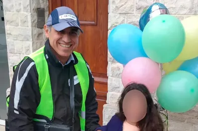 Conmovedor video: un juez se disfrazó de cartero para confirmarle la adopción a una niña