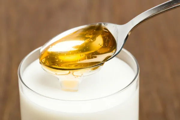 Por qué es importante tomar un vaso de leche con miel todas las noches