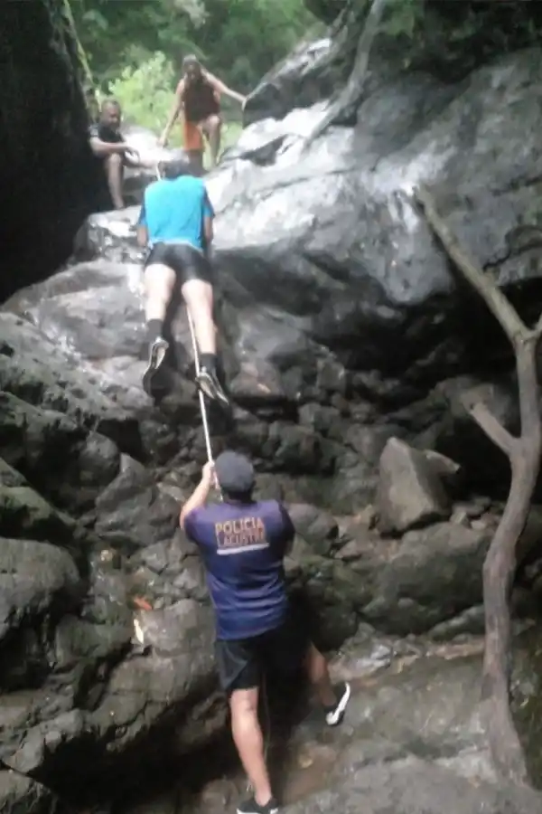 RESCATE. La Policía empleó cuerdas para ayudar a los senderistas a regresar al acceso de Aguas Chiquitas.