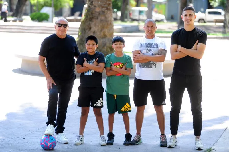 ORGULLO. Rubén Duarte, el más grande de la familia, sigue pegado a una cancha de fútbol.  