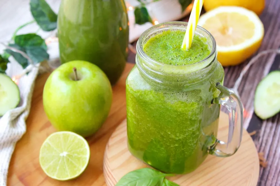 El jugo verde ayuda desinflamar el estómago después de los atracones con comida