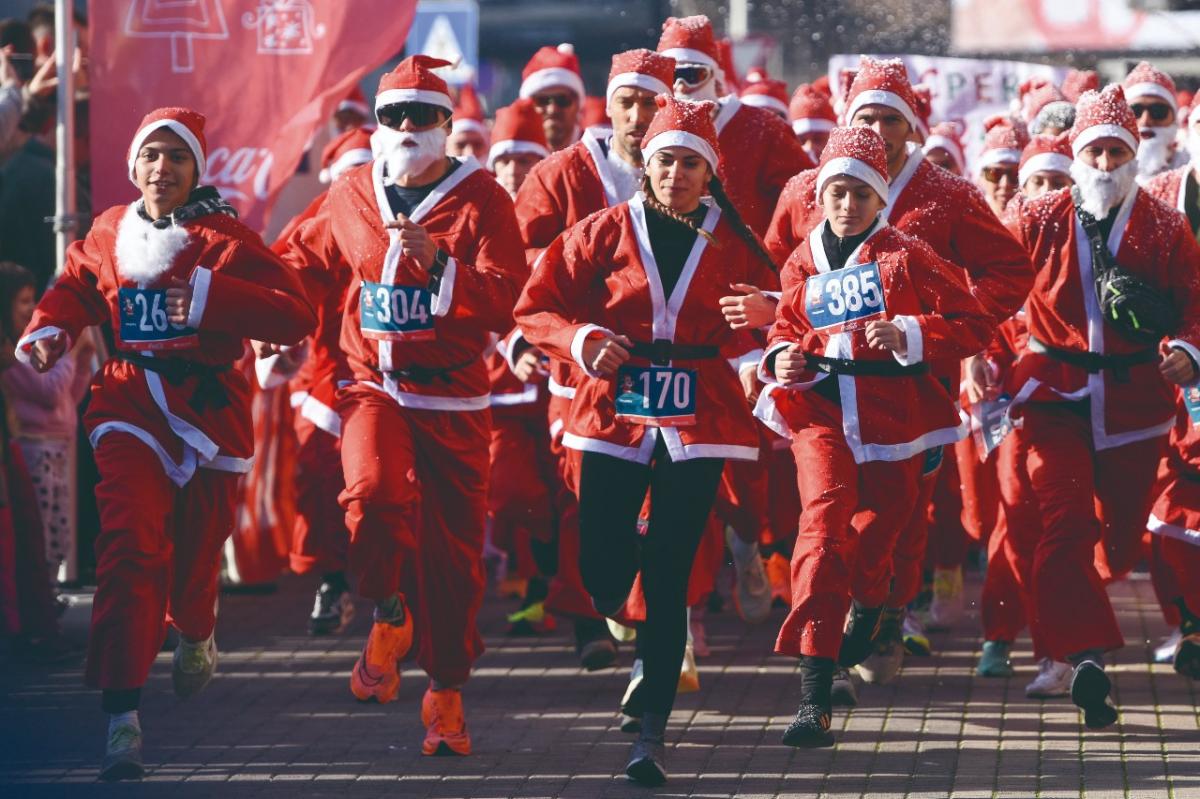 EN SKOPIE. Vestidos de Santa Claus un gran número de corredores participa de la tradicional maratón navideña que se realiza por las calles de la capital de Macedonia del Norte.