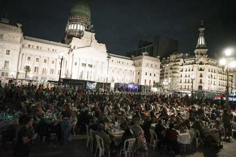 Nochebuena en el Congreso: 4.000 personas en situación de calle tuvieron su cena de Navidad