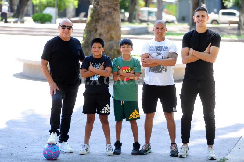 ORGULLO. Rubén Duarte, el más grande de la familia, sigue pegado a una cancha de fútbol.  