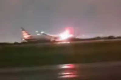 Emergencia: un avión regresó a Ezeiza luego de que un rayo impactó en una de sus alas