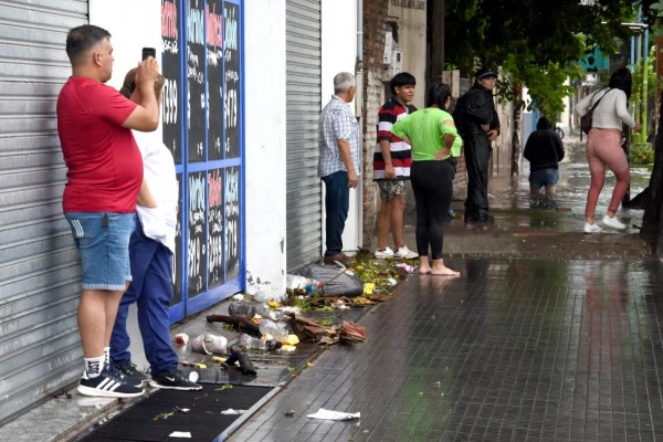 Unas fiestas pasadas por lluvia: árboles caídos, cortes de rutas e inundaciones en Tucumán