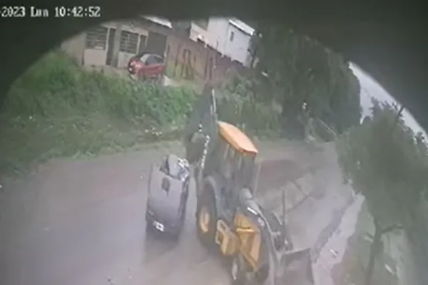 Choque en la ruta 315: un auto embistió a una máquina excavadora en Villa Carmela