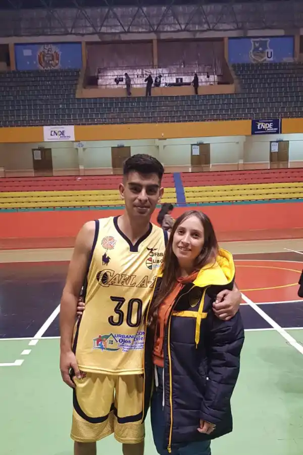ACOMPAÑADO. Orresta asegura que su esposa es un gran sostén en su carrera deportiva.