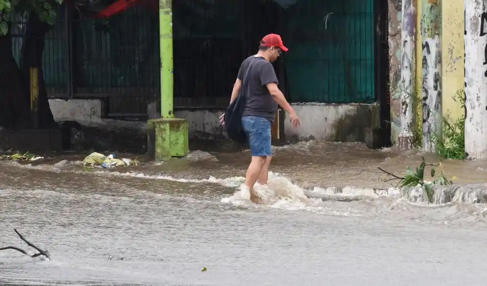 Unas fiestas pasadas por lluvia: árboles caídos, cortes de rutas e inundaciones en Tucumán