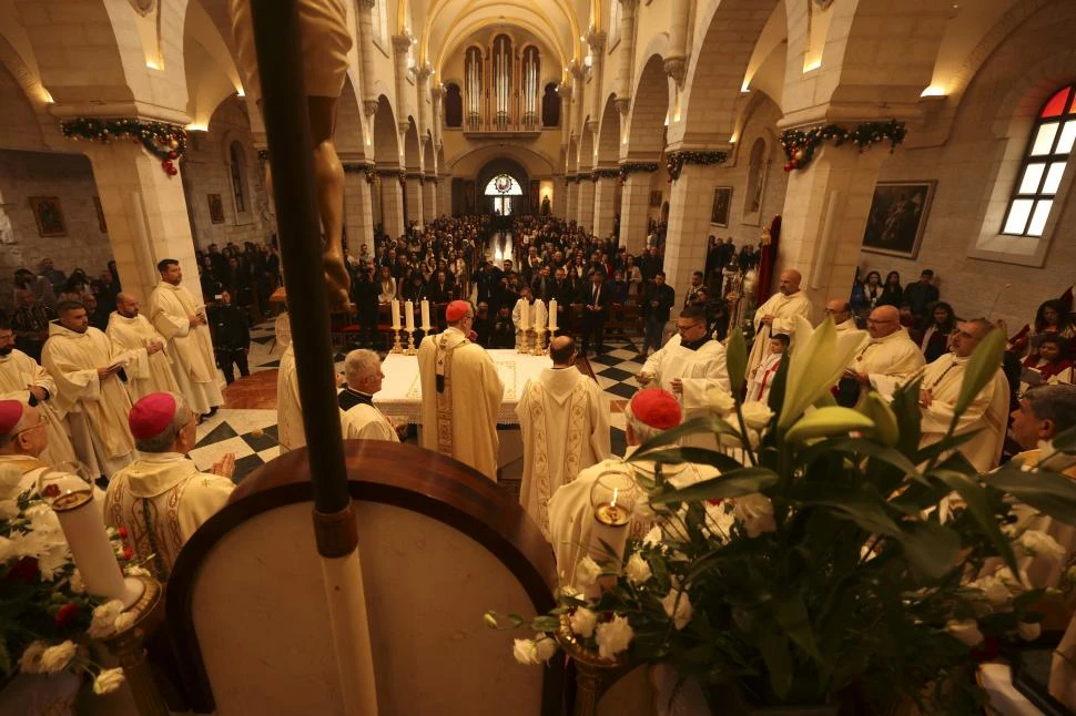 CISJORDANIA. El Patriarca Latino de Jerusalén dirige la misa de Navidad en la Iglesia de la Natividad en Belén. na
