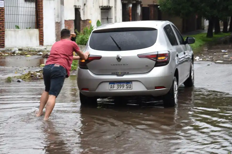 EN CAPITAL. En algunos barrios el agua acumulada llegó a tapar los autos y motos y arrastrar basureros. la gaceta / fotos de jose nuno