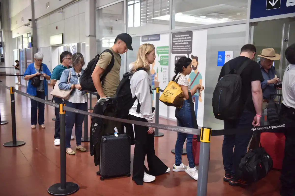 COMO UNO MÁS. Correa realizó la fila para embarcar junto a su esposa, como un pasajero cualquiera.