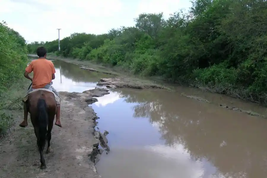 EL DÍA DESPUÉS. El camino a las comunas aparece cubierto de agua.