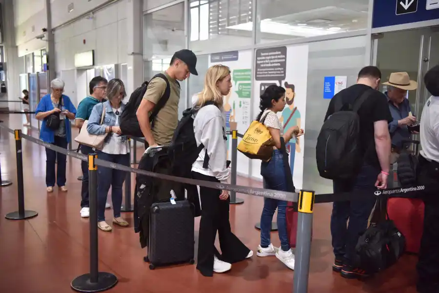 COMO UNO MÁS. Correa realizó la fila para embarcar junto a su esposa, como un pasajero cualquiera.