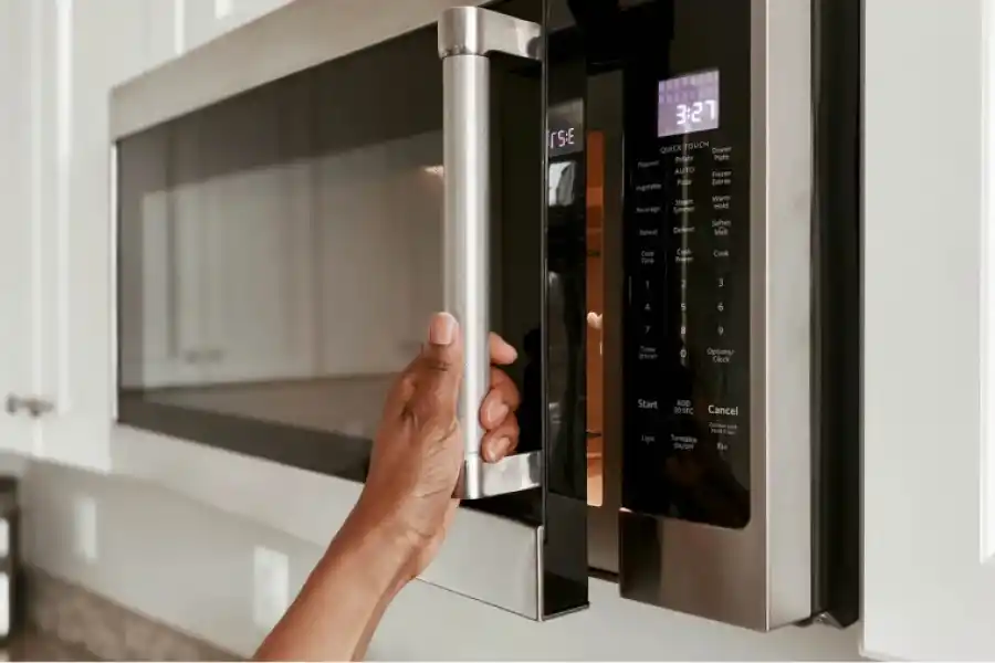 Dejar la puerta abierta del microondas puede aumentar el gasto de energía eléctrica.