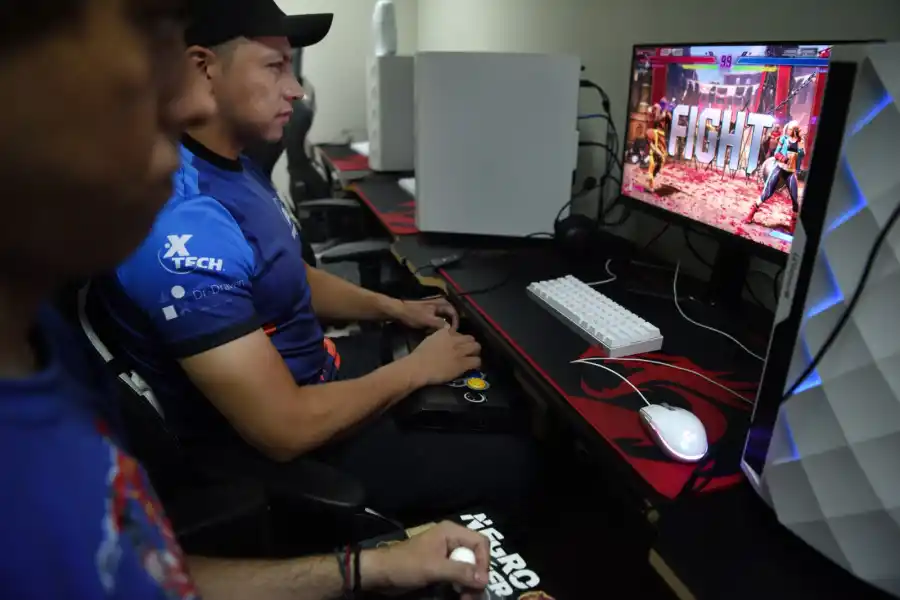 ENFOCADO. Jaime en acción en Budas Gaming, un centro de eSports tucumano que reúne competencias de diversos videojuegos.