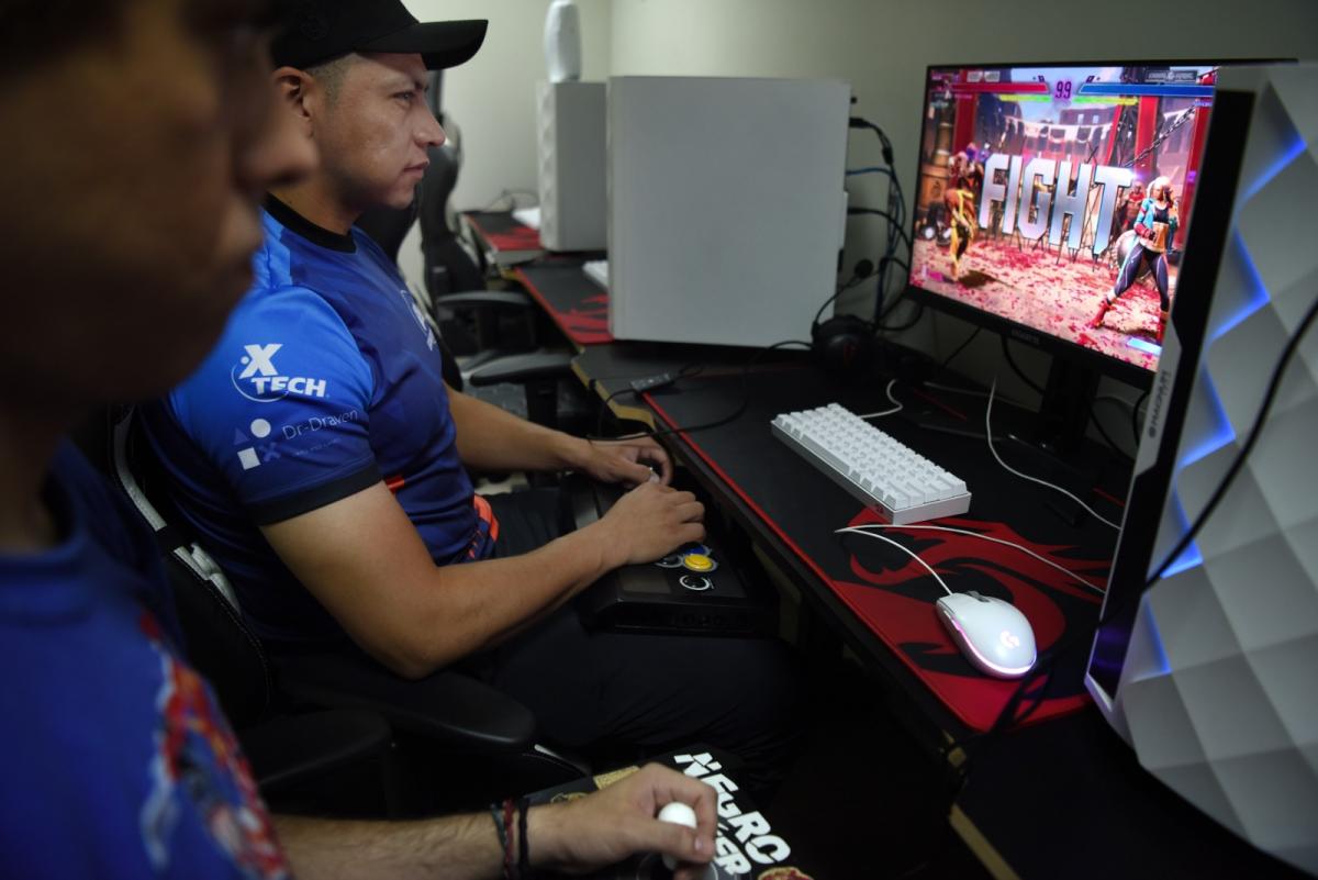 ENFOCADO. Jaime en acción en Budas Gaming, un centro de eSports tucumano que reúne competencias de diversos videojuegos.