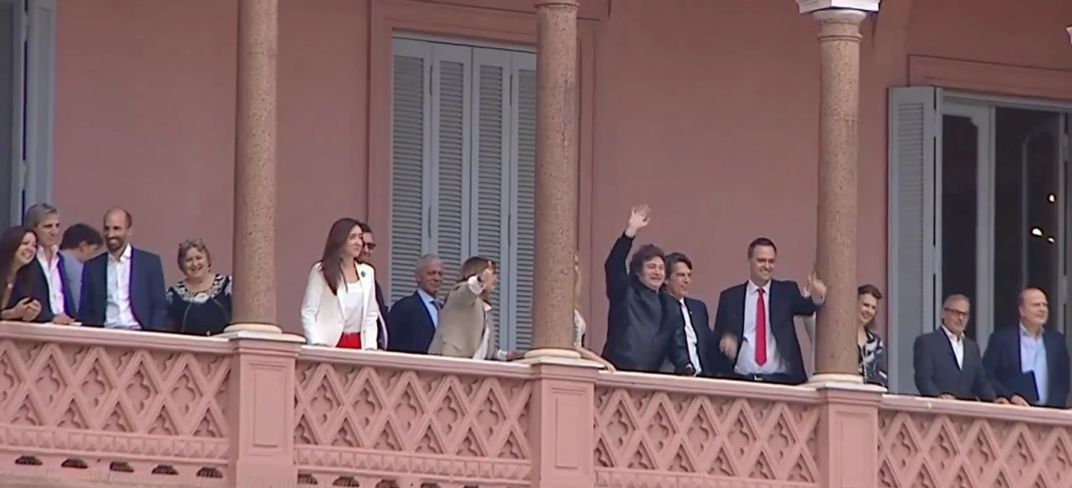 Milei saluda en el balcón de la Casa Rosada. CAPTURA DE VIDEO