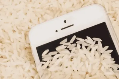 ¿De verdad funciona meter el celular en arroz cuando se moja?