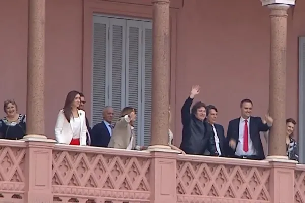 Javier Milei y su gabinete saludaron desde el balcón de la Casa Rosada