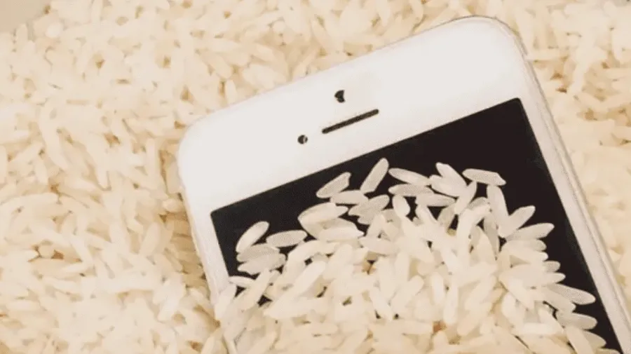 ¿De verdad funciona meter el celular en arroz cuando se moja?