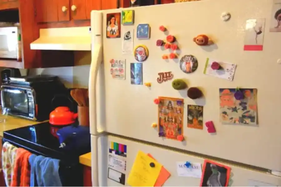 Según los especialistas, los imanes en la heladera no afectan el consumo de energía eléctrica.