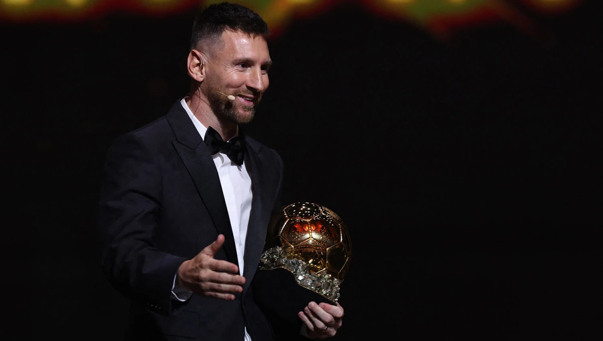 OTRO MÁS PARA LA COLECCIÓN. No podía ser de otro modo con el título mundial a cuestas: Messi conquistó el octavo Balón de Oro. REUTERS