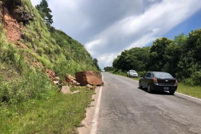 LA GACETA en WhatsApp: una enorme roca se deslizó en la ruta 338, sin causar daños