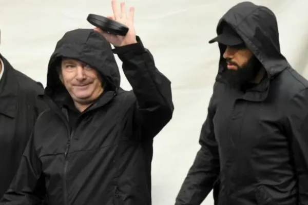 Quién es el misterioso hombre de barba y gorra que jamás deja solo a Milei