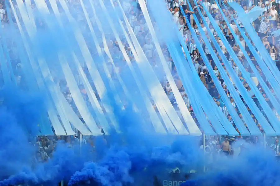 A MEDIO CAMINO. El público “decano” se ilusionó con la clasificación a un torneo internacional. No pudo ser. 