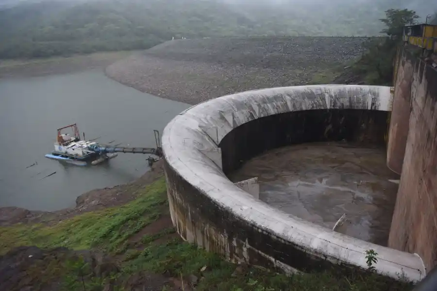 ¿QUÉ PASARÁ CON LAS FISURAS? Son consecuencia de una estructura que tiene 60 años. 