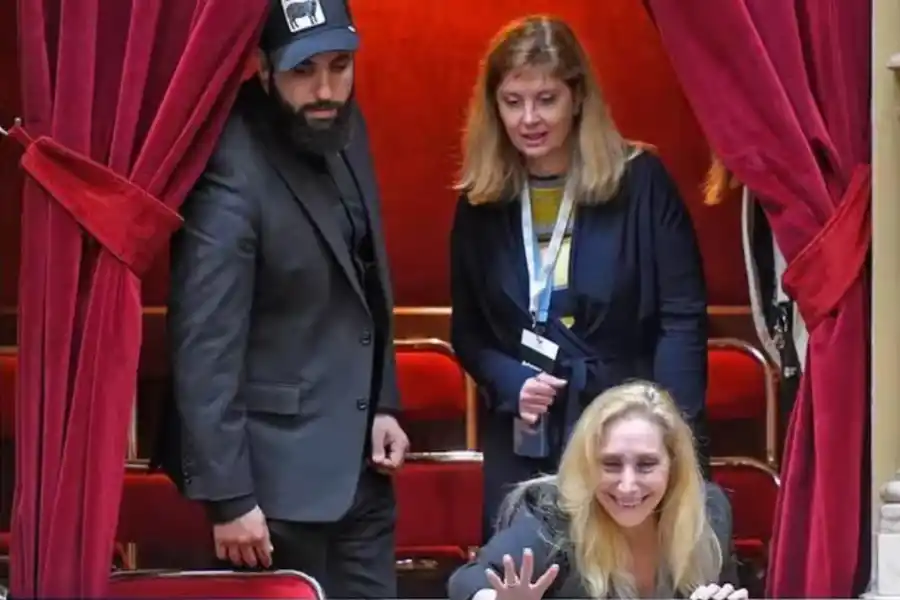 Quién es el misterioso hombre de barba y gorra que jamás deja solo a Milei