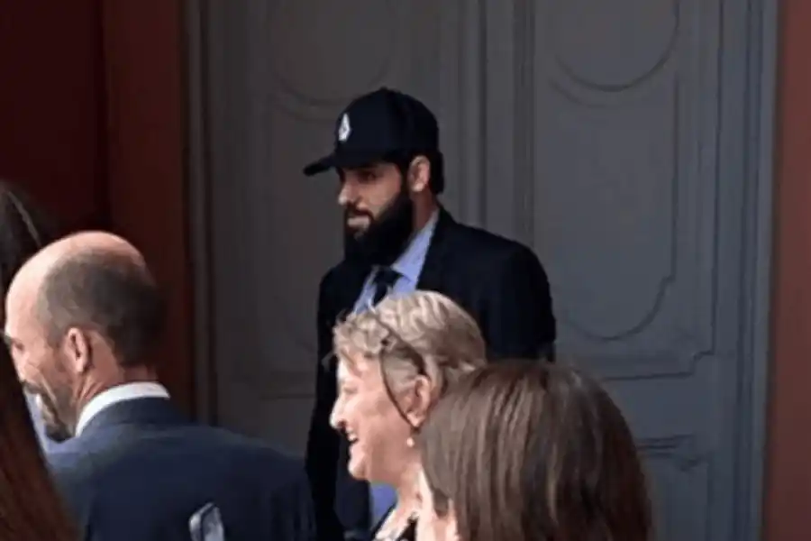 Quién es el misterioso hombre de barba y gorra que jamás deja solo a Milei