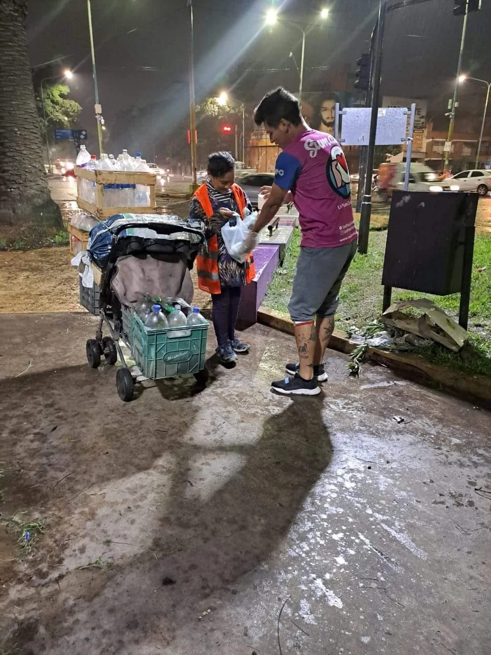 TODO EL AÑO. Un Plato Caliente ayuda a personas en situación de calle y esta noche hará su asado solidario. unplatocaliente.org