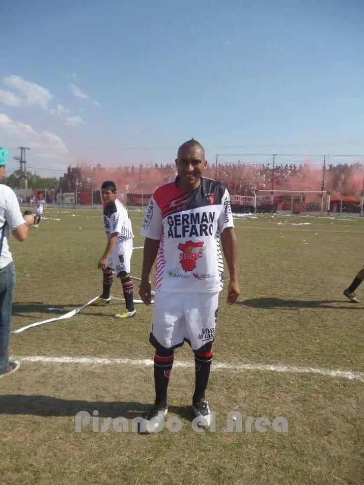 HISTÓRICO. En 2013, gracias a los goles de Tapia, el villero ascendió al Argentino B.