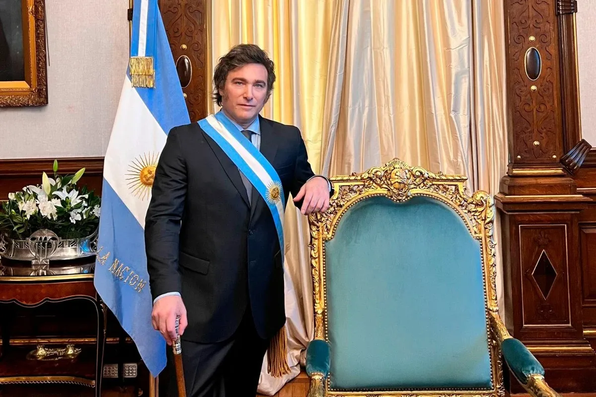 EN LA CASA ROSADA. Milei posando junto al sillón de Rivadavia.
