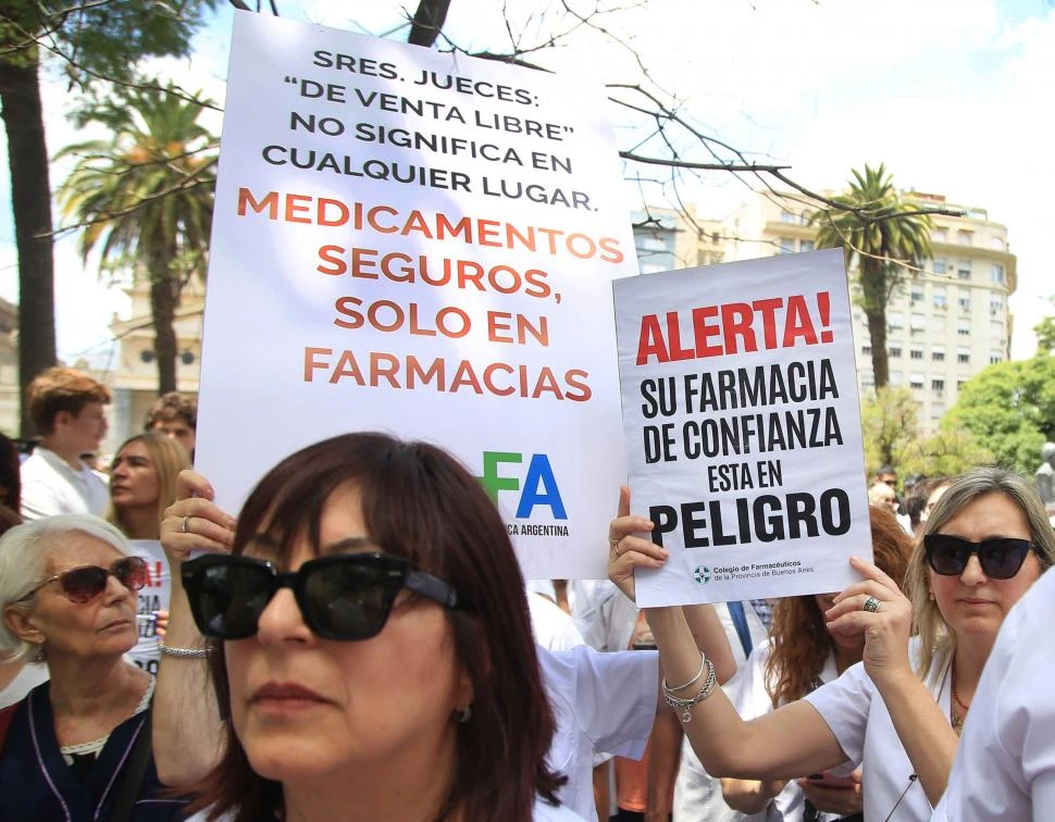 A LA CALLE. Los farmacéuticos salieron a protestar contra algunas de las medidas dispuestas en el decreto. na