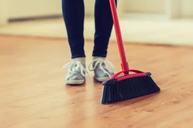 Por qué no se recomienda barrer el 1° de enero y qué otras cosas se deben evitar para tener un Año Nuevo próspero