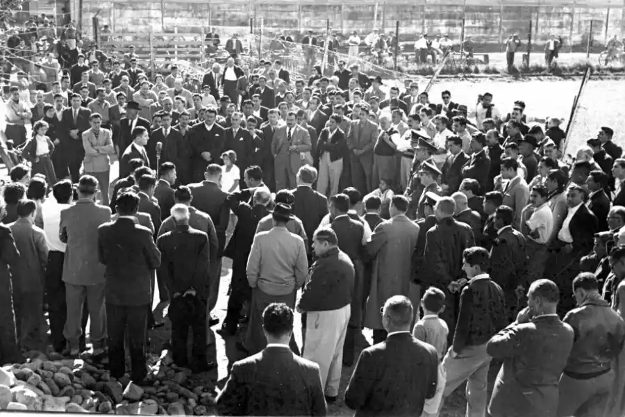 JUNIO DE 1956. Otro acto, otros protagonistas, aunque Luis Semrik seguía siendo el mandamás de los “santos”. Autoridades militares escuchan el discurso del presidente del club. El estadio ya no se llamaba “Eva Perón”. fotos del archivo de la gaceta