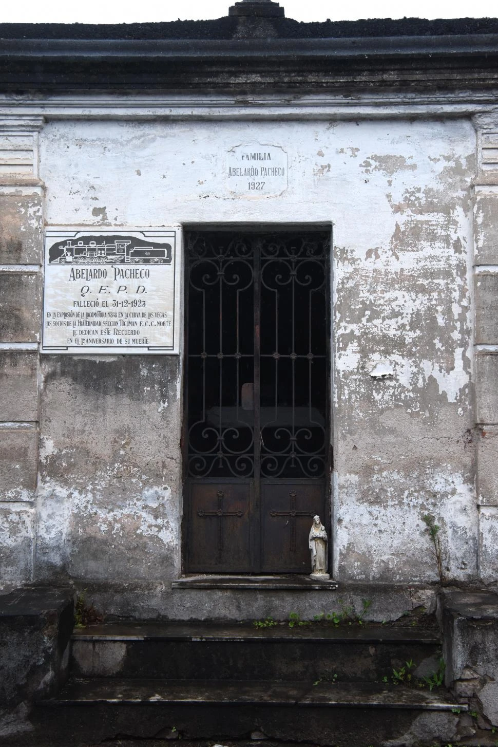 HOMENAJE. Ex compañeros ferroviarios del maquinista Abelardo Pacheco pusieron una placa en su mausoleo.