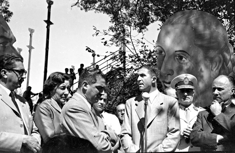ABRIL DE 1955. Gigantografías de Perón y Evita flanquean a Luis Semrik, entonces presidente de San Martín. El acto se había organizado para agradecer el aporte del gobierno peronista a la remodelación de La Ciudadela.  