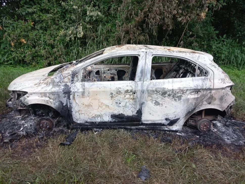 INCINERADO. El auto robado fue incendiado en una finca de Tafí Viejo.