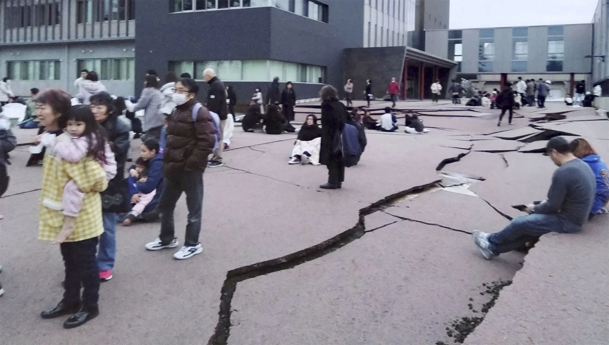 EN LA CALLES. Miles de japoneses salieron esta tarde de sus viviendas después del primer sismo registrado alrededor de las 16.10.