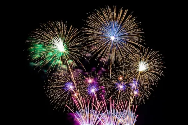 Luces y shows de fuegos artificiales: los videos de cómo recibieron el 2024 alrededor del mundo