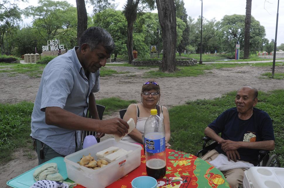MANJARES. Para la hora de la comida en el parque 9 de Julio muchas familias armaron los “tuppers” con las sobras de la cena del 31.