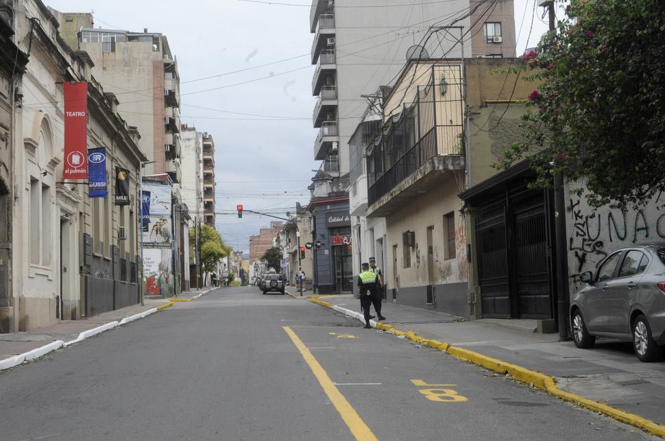 DESIERTO. Las calles de San Miguel de Tucumán semejaron un páramo durante el día de ayer. Pocas personas se vieron. Sobre todo, durante la mañana.
