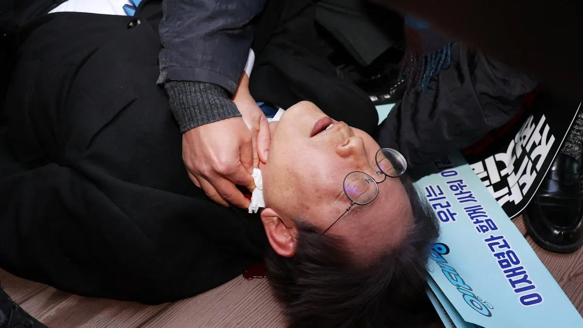 Lee Jae-myung fue herido a puñaladas cuando conversaba con periodistas en la ciudad de Busan. Foto: AFP.