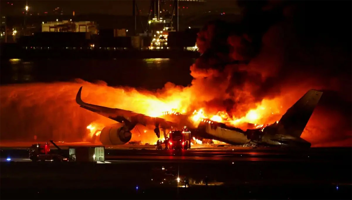 DESTRUIDO. El avión que aterrizó en Haneda se incendió en pocos minutos.