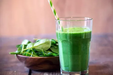 Cómo preparar el licuado verde desintoxicante que alivia los excesos de Año Nuevo